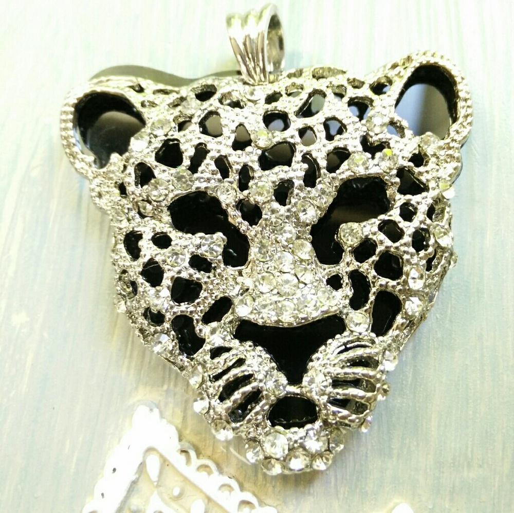 Amazing Cheetah Rhinestone Silver Resin Pendant